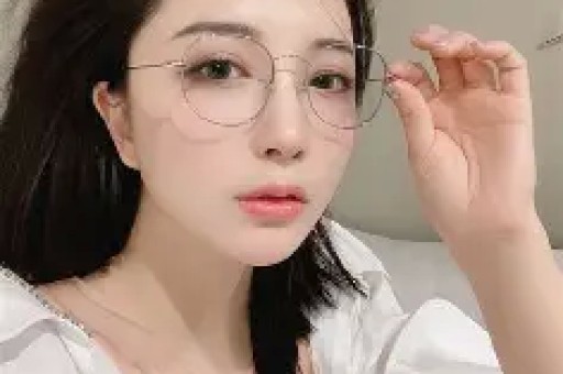 “老干部”靳东老婆晒儿子成长照长腿遗传爸爸认真作画气质佳