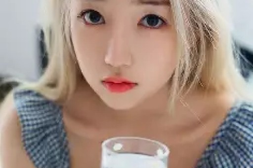 一位美丽时尚的妈妈和她的小女儿在浴室里玩耍